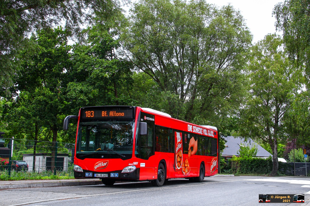 Ein Bild, das Baum, drau�en, Bus, Stra�e enth�lt.

Automatisch generierte Beschreibung