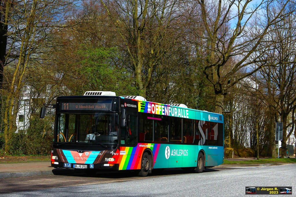 Ein Bild, das Baum, Bus, Stra�e, drau�en enth�lt.

Automatisch generierte Beschreibung