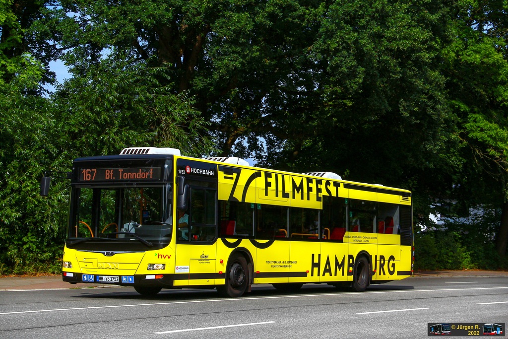 Ein Bild, das Text, Baum, Bus, Stra�e enth�lt.

Automatisch generierte Beschreibung