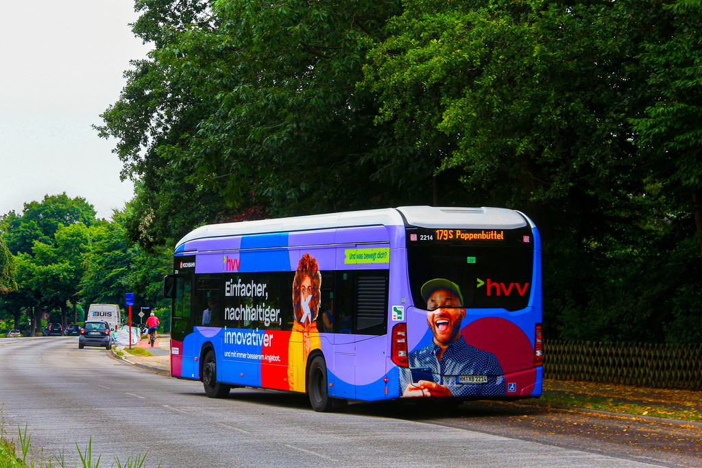 Ein Bild, das Text, Baum, drau�en, Bus enth�lt.

Automatisch generierte Beschreibung