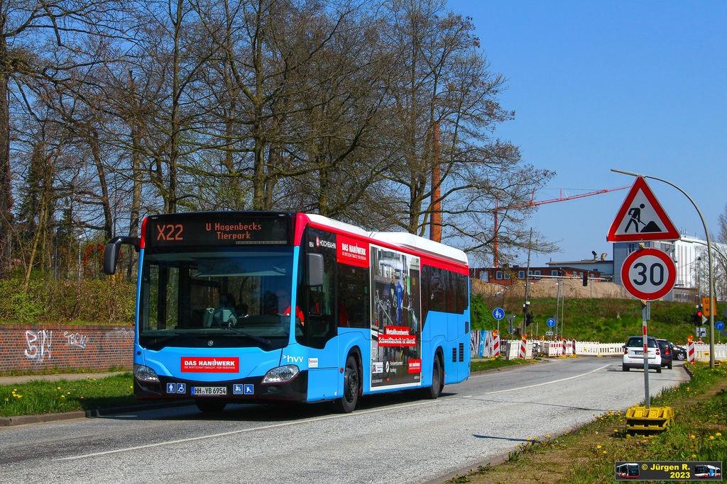 Ein Bild, das Text, Baum, drau�en, Stra�e enth�lt.

Automatisch generierte Beschreibung