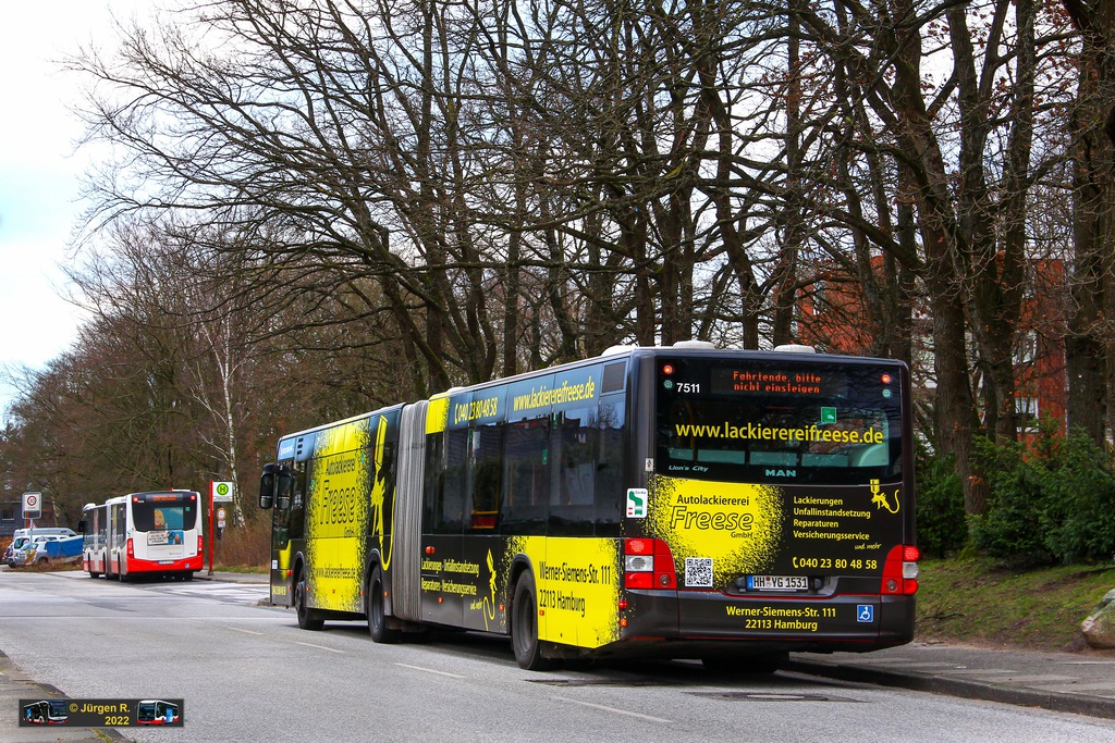 Ein Bild, das Text, Bus, Baum, Stra�e enth�lt.

Automatisch generierte Beschreibung