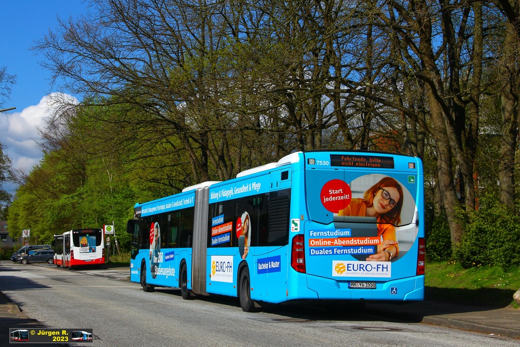 Ein Bild, das Text, Baum, drau�en, Stra�e enth�lt.

Automatisch generierte Beschreibung