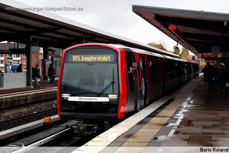 304-16,HHA,BR.jpg - Die DT 5 304 und 306 bei ihrer Jungfernfahrt mit geladenen Gaesten im Barmbeker Bahnhof.