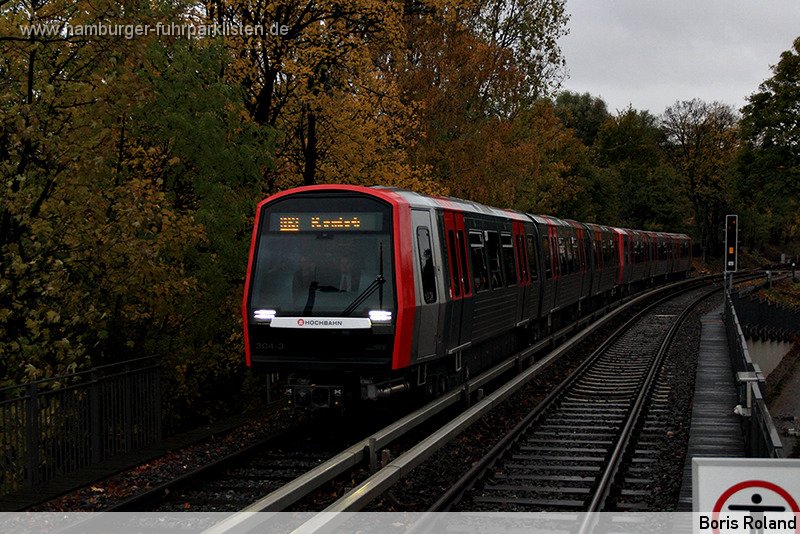 304-18,HHA,BR.jpg - Die DT 5 304 und 306 bei der zweiten Runde ihrer Jungfernfahrt mit Fahrgaesten, einfahrend in die Haltestelle Uhlandstrasse.